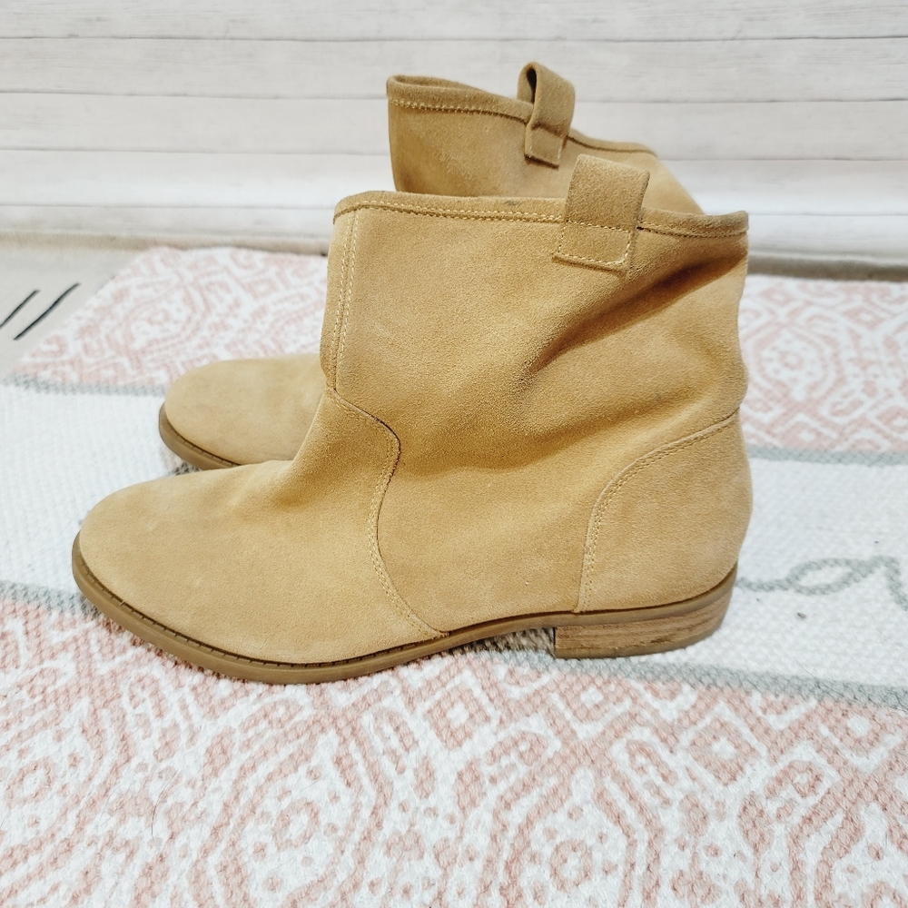 BCBGeneration SLOUCH TAN SUEDE BOOTIES, SZ 8.5, EXCELLENT PRE OWNED CONDITION